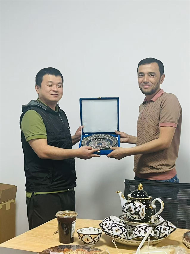 За кордоном торговці відвідали нашу компанію, щоб розпочати нову мандрівку автомобільного експорту
